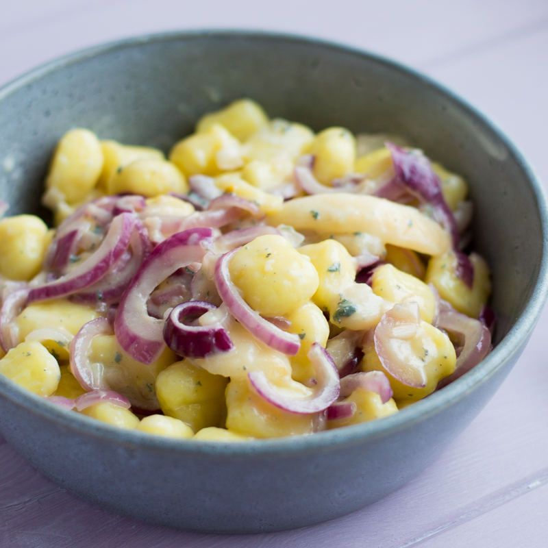 RecipeTank's tweet photo. Pour faire les courses le moins souvent possible pendant ce #confinement, on sélectionne une super #recette fond de placard. 

Aujourd'hui c'est gnocchi au gorgonzola (ou autre fromage bleu), poires et oignons. Une tuerie ! + recette ultra facile et rapide.

#confinementjour26 https://t.co/0cm8Zr92IL