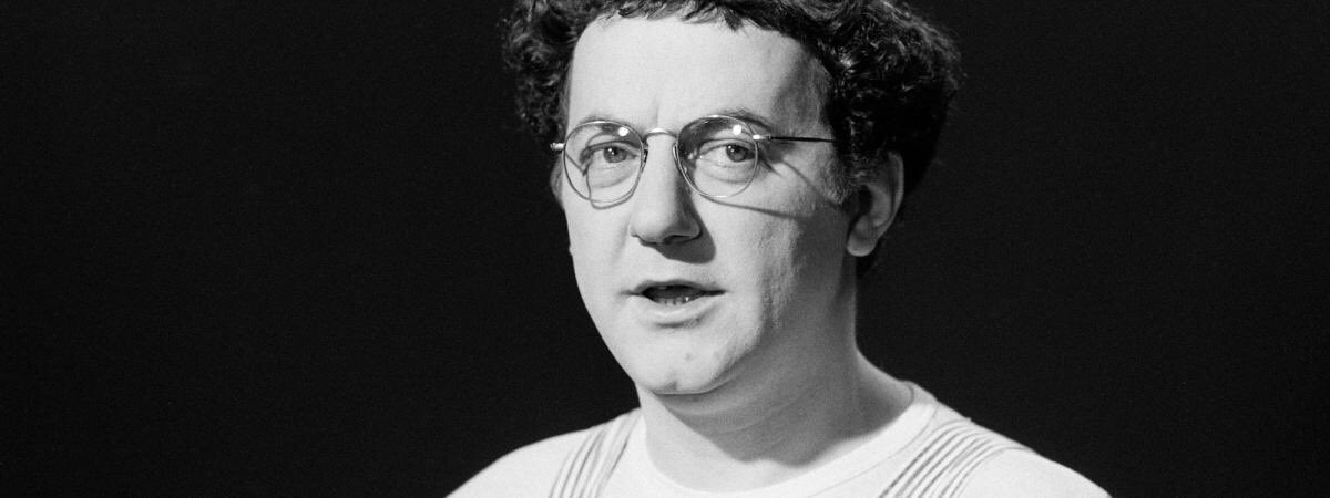 « Un énarque, c'est un gars que tu lui donnes le Sahara à gérer, au bout de quelques mois il faut qu'il achète du sable ! »
Coluche