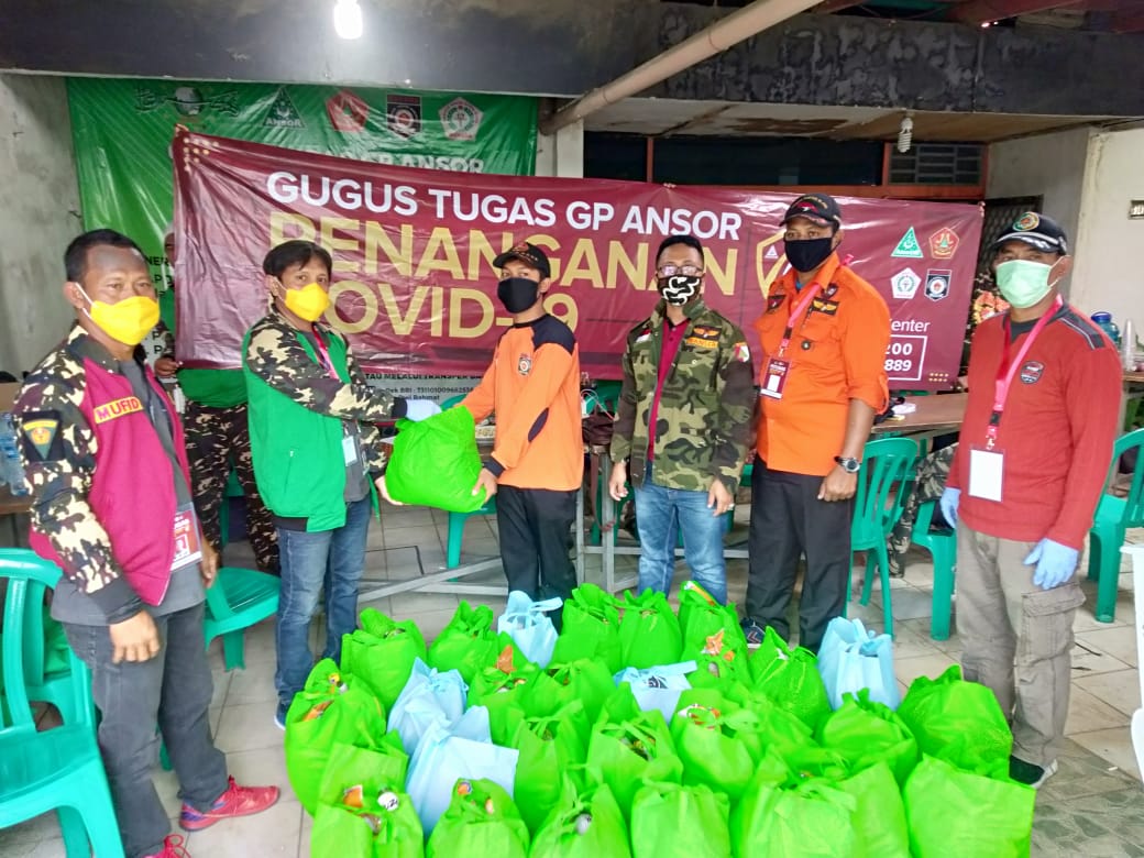 Official_Ansor's tweet photo. Serah terima paket sembako kepada Gugus Tugas Ansor Jakarta Barat dari Gugus Tugas Gerakan Pemuda Ansor Penanganan Covid-19

#AnsorMelawanCorona https://t.co/gHg9gu4TA2