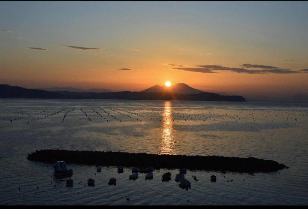 Il Sole spunta dal Vesuvio #Napoli #sunrise #alba #ItaliaMeridionale #landescape #SouthItaly