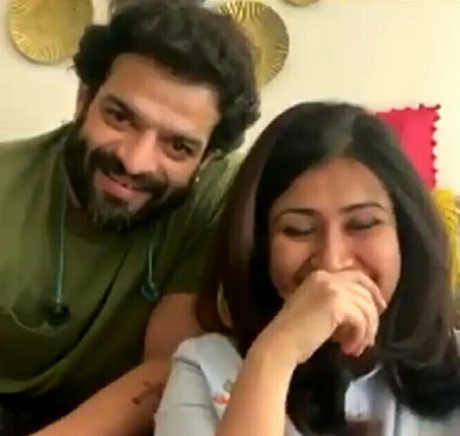 Sidkplovers1's tweet photo. It was so #amazing to watch you both live together, chatting freely, talking, answering, arguing, teasing, annoying, staring lovingly eachother giving #SocialMessages to us.
#simplysuperb
Enjoyed a lot 😍😍
#Karankita
#KaranPatel #AnkitaKaranPatel
@TheKaranPatel @AnkzBhargava https://t.co/gmhKhWoFmm