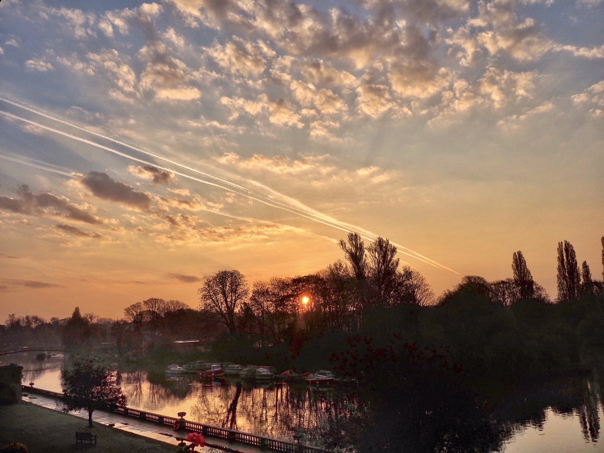 ruths_gallery's tweet image. A beautiful start to the hottest day of the year so far at #Twickenham. 

Please #StayHomeSaveLifes and if you go must out make  #SelfDistancing a prerogative. #COVIDー19 is taking too many lives 🙏🏻

@ThePhotoHour @StormHour #loveukweather #ruthiebabes