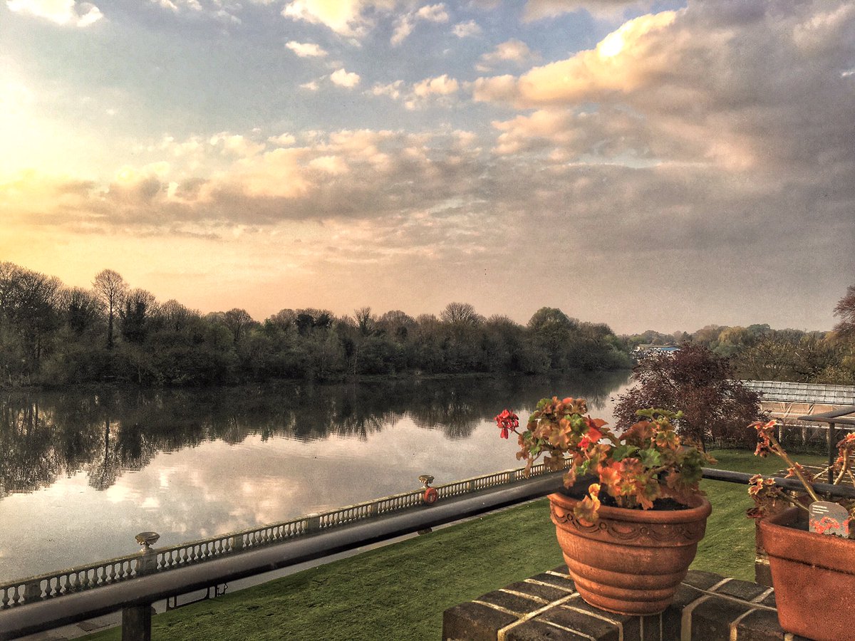 ruths_gallery's tweet image. A beautiful start to the hottest day of the year so far at #Twickenham. 

Please #StayHomeSaveLifes and if you go must out make  #SelfDistancing a prerogative. #COVIDー19 is taking too many lives 🙏🏻

@ThePhotoHour @StormHour #loveukweather #ruthiebabes
