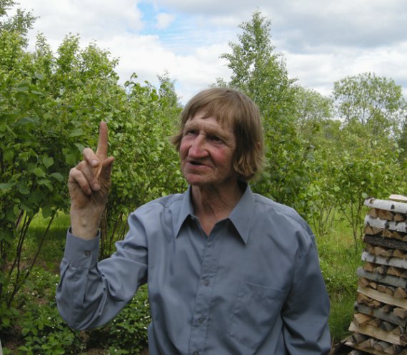 <a href="/balashovall/">Балашова Елена Львовна</a> Ясно, звёздно, морозно,
Ветерок, тишина.
Домик маленький в соснах —
Два горящих окна.

Паутинка-тропинка
Меж сугробов крутых.
Вот такая картинка.
Зарисовочка. Штрих.
life.kostromka.ru/potehin-2-4498/