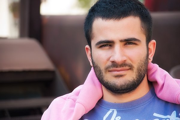 Size biraz #COVID19 nedeniyle hayatını kaybeden, sevgili meslektaşım, eczacı #İsmailDurmuş'tan, fakültedeki lakabıyla İsot'tan bahsetmek istiyorum. Elbette bu, vefat edenin ardından yapılan bir güzelleme değil. Çünkü İsmail yaşarken de çok güzel bir insandı. #EczİsmailDurmuş