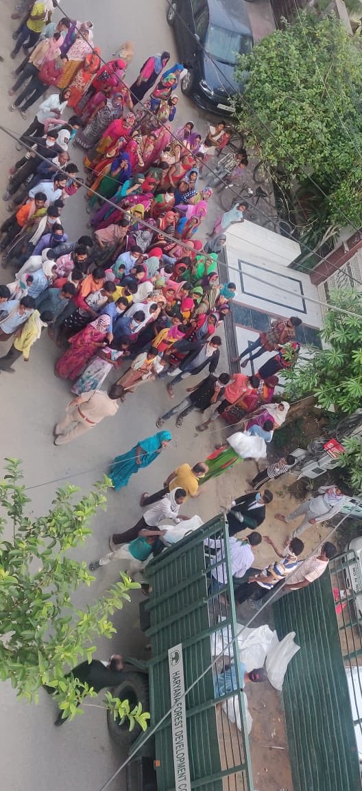 damini_22's tweet photo. Clearly this should have been done in a much better organized manner and obviously not in a residential area.
#RIPSocialDistancing 

@cmohry @BJP4Haryana @police_haryana https://t.co/083vNEVozh