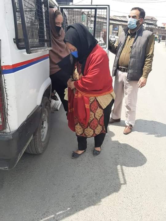 GulistanNewsTV's tweet photo. *Srinagar Police helped a pregnant lady by taking her to Hospital*
*#JKPCARES*
PS Rainawari got a emergency call from Rainawari area to the effect that a pregnant lady is in acute pain and required to to be shifted to hospital immediately.
*#HelpUsToHelpU*
*#COVID-19* https://t.co/v7Q3bpSZ3F