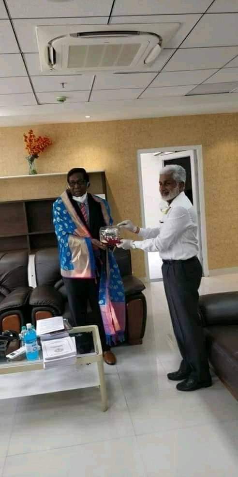 GORANTLA_BC's tweet photo. తమిళనాడు నుండీ ఎలా వొచ్చాడు ఆ జడ్జి గారు వైజాగ్ నుండి ఎలా వొచ్చాడు A2🤔 నిబంధనలు వీళ్ళకి వర్తించవా? https://t.co/dGKTZoDxeC
