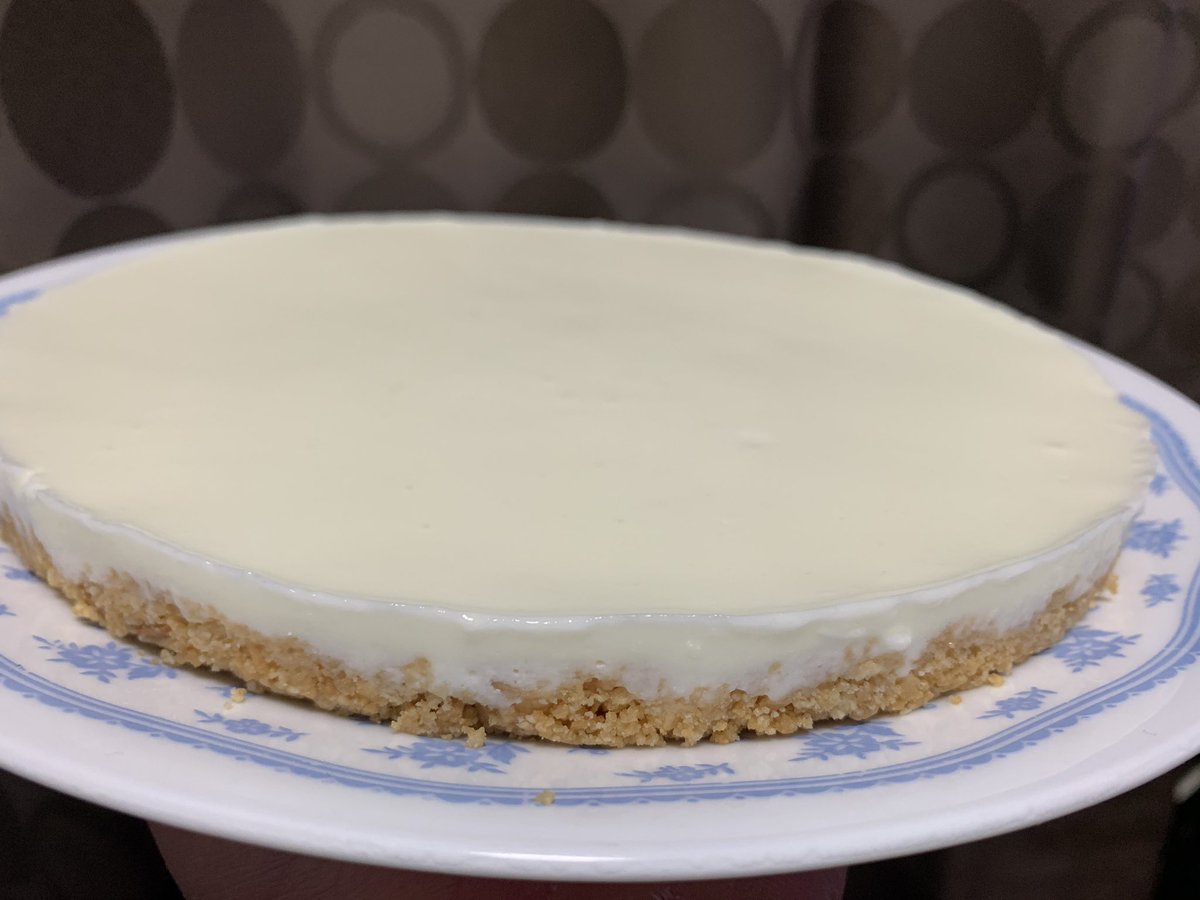 りょうたろうは牛乳プリンがお好き レアチーズケーキ作った ビスケット生地好きだからレアチーズケーキ部分少なめにしたらケーキというか薄い何かになった うまい