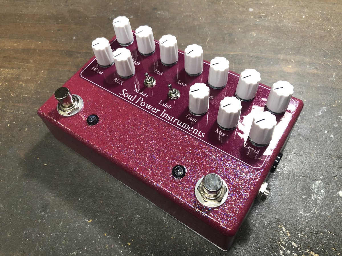 Spi Pa Twitter こっちもパーツ届かずで暫定の白ノブですが 大村さんのギターの色っぽく仕上げたベース用ペダル 基本の音色はベードラが ベースになってて ローとミドルは周波数シフトsw付き Eq共通の2chって感じ あとaux Inとヘッドホンアウトもつけてあります