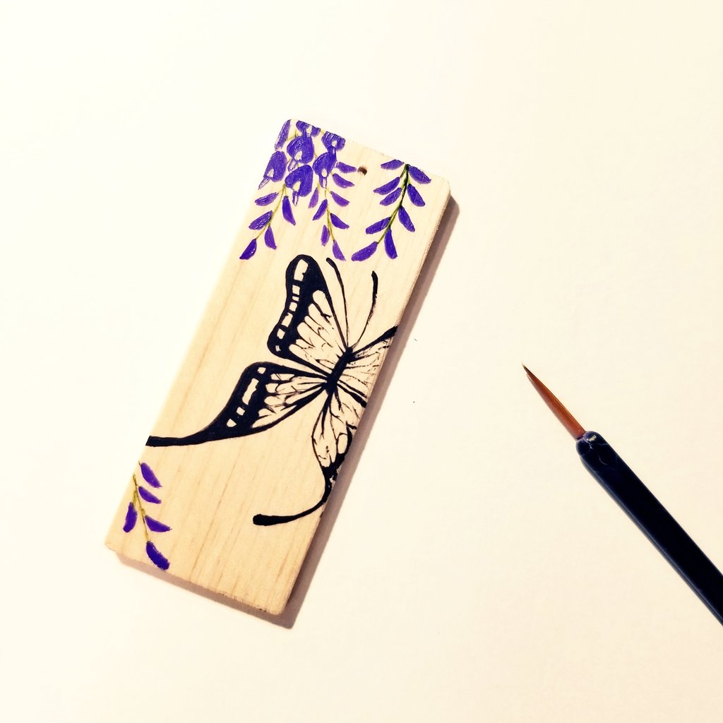 Twitter पर まめくろ 和服耳飾り制作途中 この前の対です こっちも藤の花と蝶々のイラスト この後蝶の色着けと貝貼りします 木札 花札 藤の花 蝶 螺鈿 手描き イラスト 手作り 耳飾り 制作 和雑貨