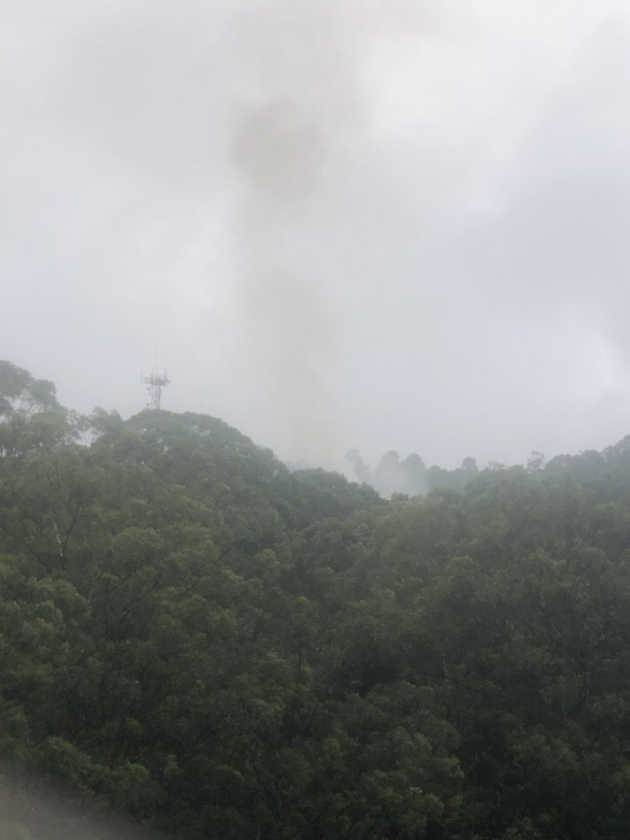 <a href="/PoliciaMedellin/">Policía Metropolitana del Valle de Aburrá</a> <a href="/AlcaldiadeMed/">Alcaldía de Medellín</a> hay un incendio en las palmas, cerca al <a href="/TunelDeOriente/">Túnel de Oriente</a> es una quema que hacen en las noches y parece q se salió de control