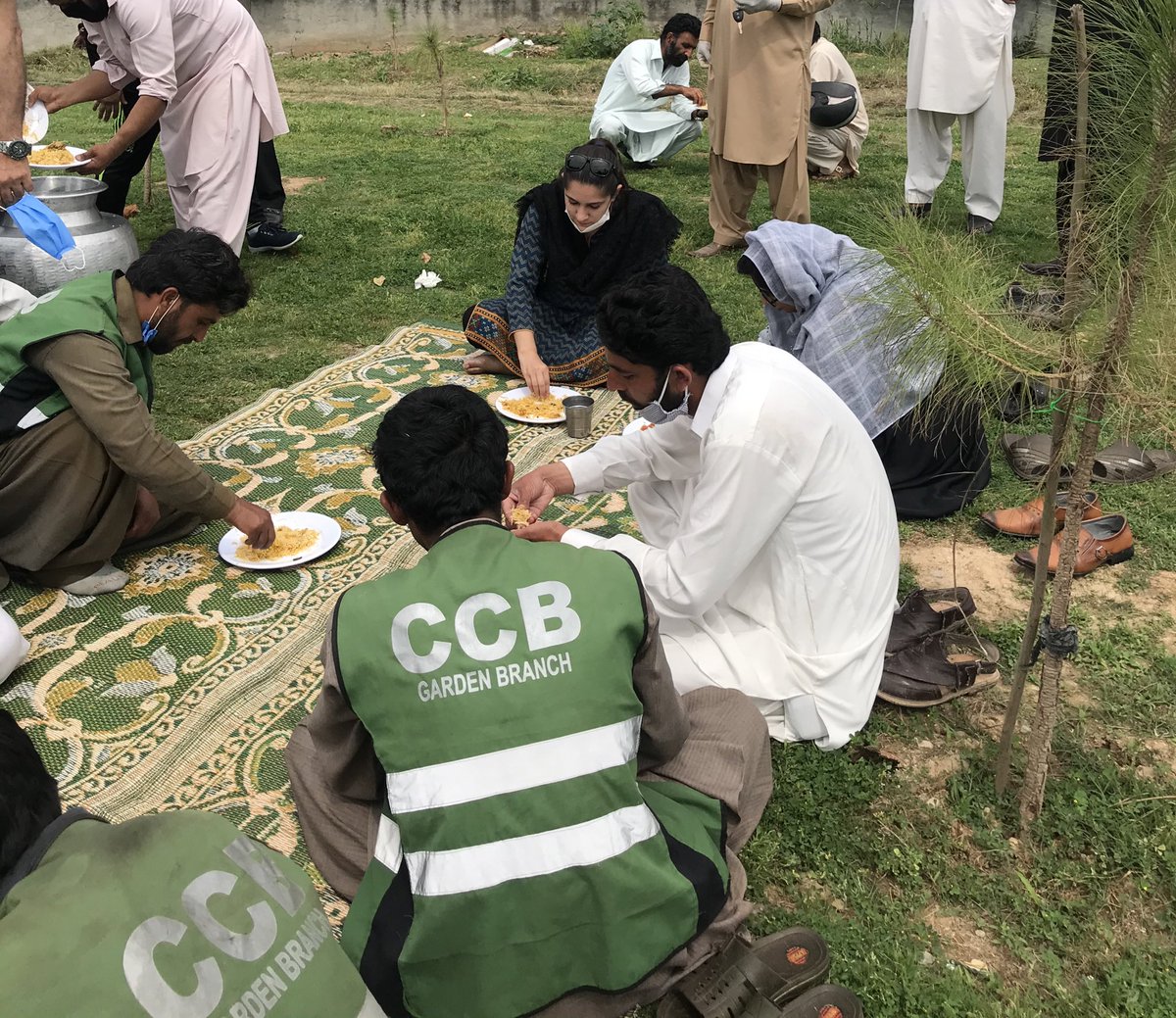 SassiMalikSher's tweet photo. The Garndeners and Sanitary workers who were the real force behind PLANT FOR PAKISTAN drive got a little treat from Deputy CEO-CCB and the Station Commander for their hard work. 
97,000 plants SUCCESSFULLY planted 👍🏻
#CCB_At_Your_Service
#Things_We_Silently_Do
#The_Unsung_Heroes https://t.co/uqJNGsSmFP