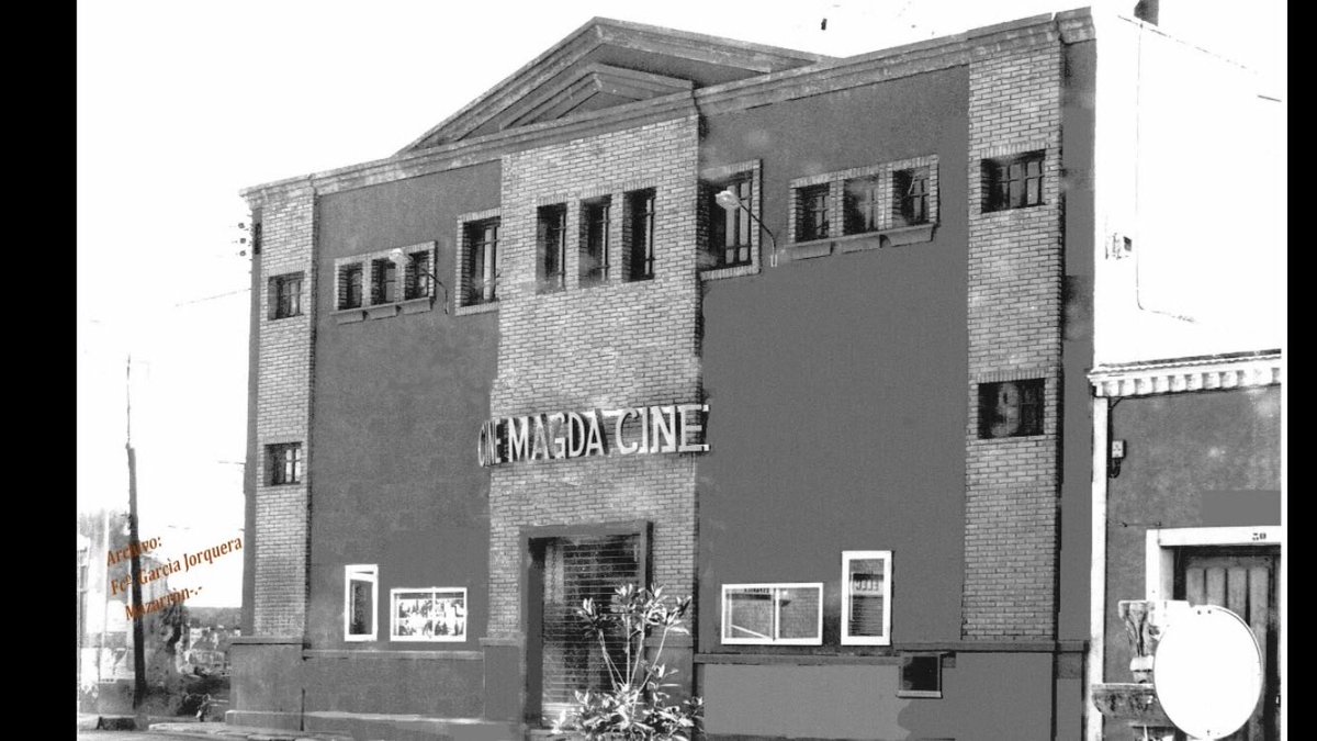 PsoeMazarron's tweet photo. Este era el cine Magda de Mazarrón, inmortalizado en la foto de Paco García. https://t.co/KBX1yUbg3D