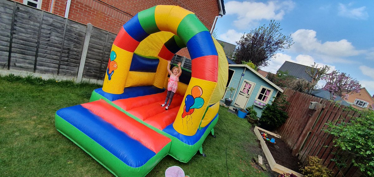 BigRadTom's tweet photo. Day off and #RadiatingPositivity in the back garden 😊😊 so blessed to have a garden and the sun being out!  #FamilyTime #KeepingPositive #RestTheBrain https://t.co/PJQ78v55ol