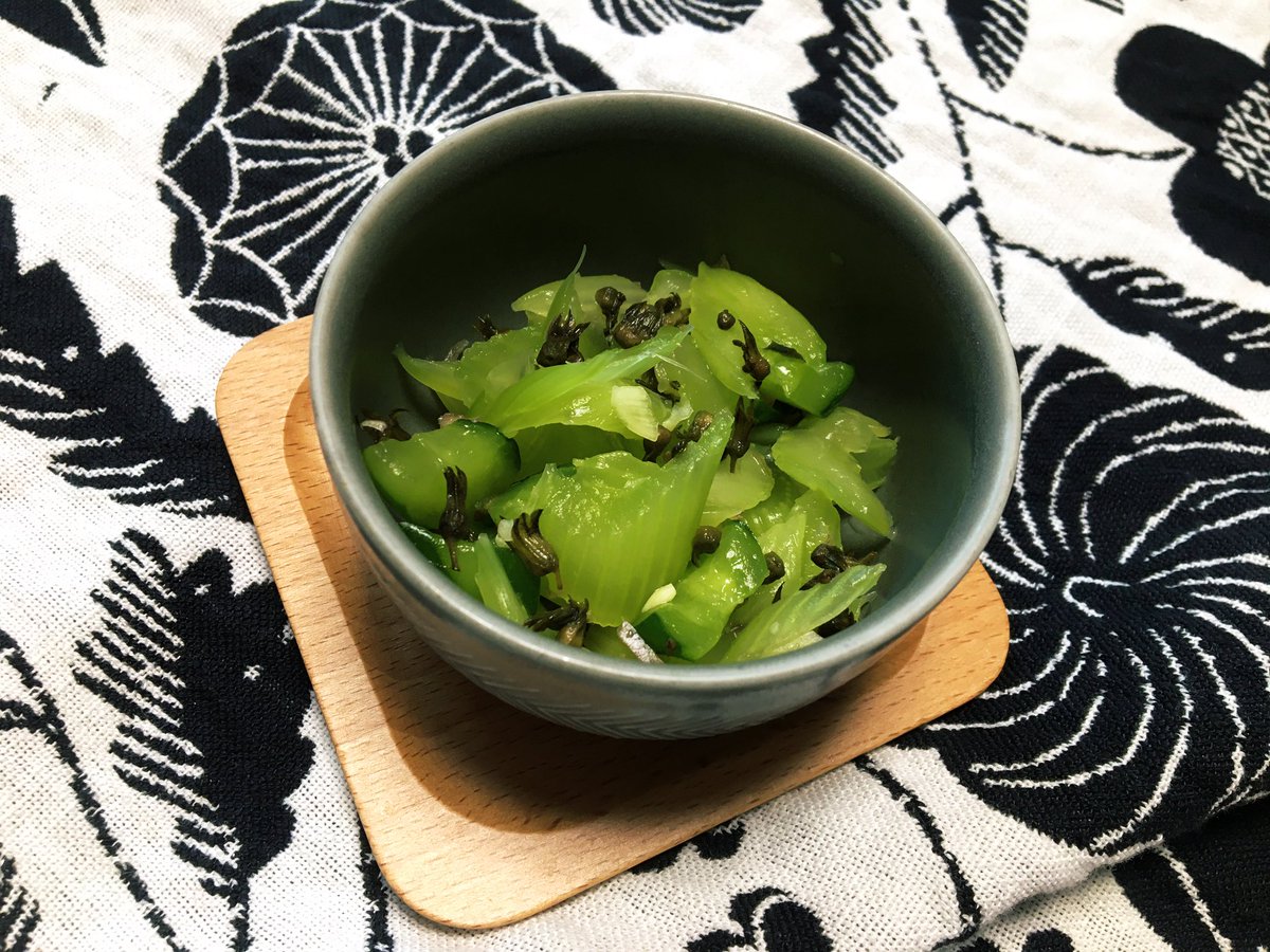 かずこ いきる 次男が好きなセロリのさっぱり漬け セロリのスジをとって斜めに細切りにして塩揉み お好みで大根やきゅうりも セロリがしんなりしたら塩をよく洗い流して水気を切る 梅昆布茶をふりかけて和えておわり 香りつけにお好みでミョウガや