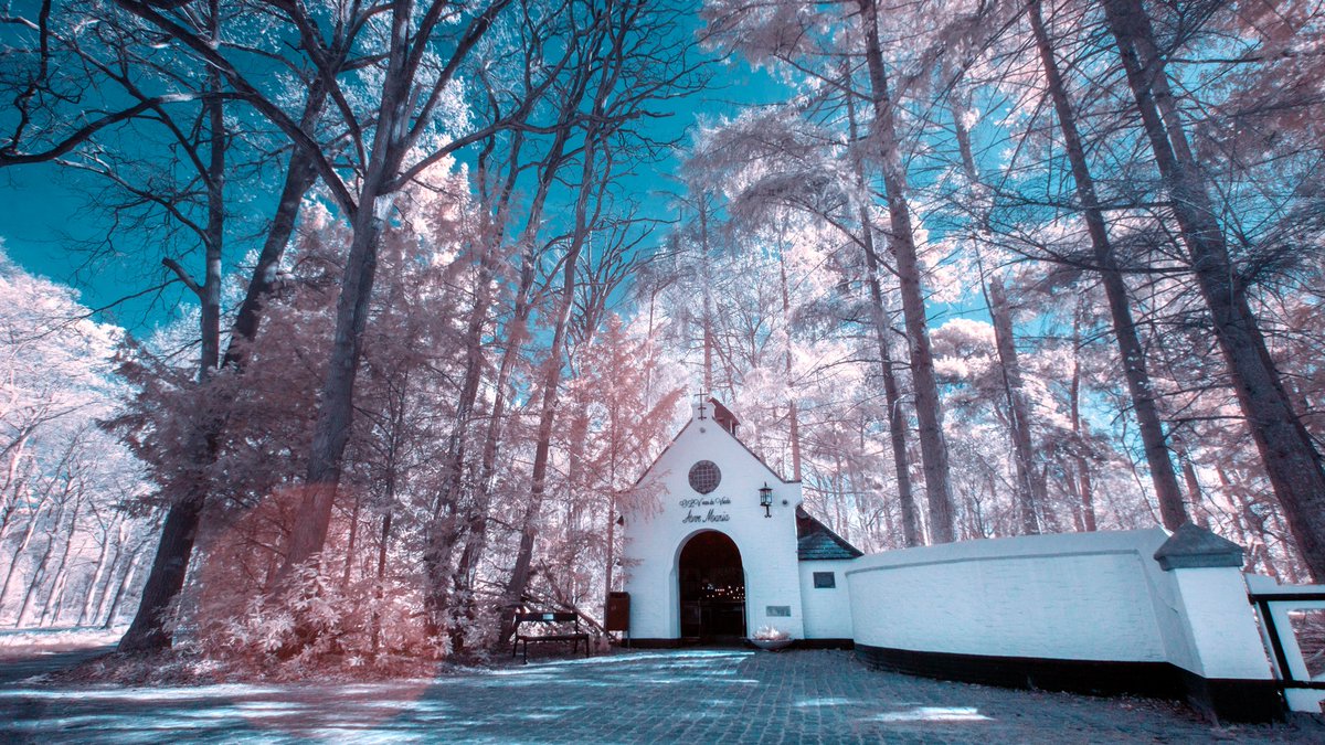Infrarood foto van de Mariakapel in Moergestel, WinterWonderLand in de lente
