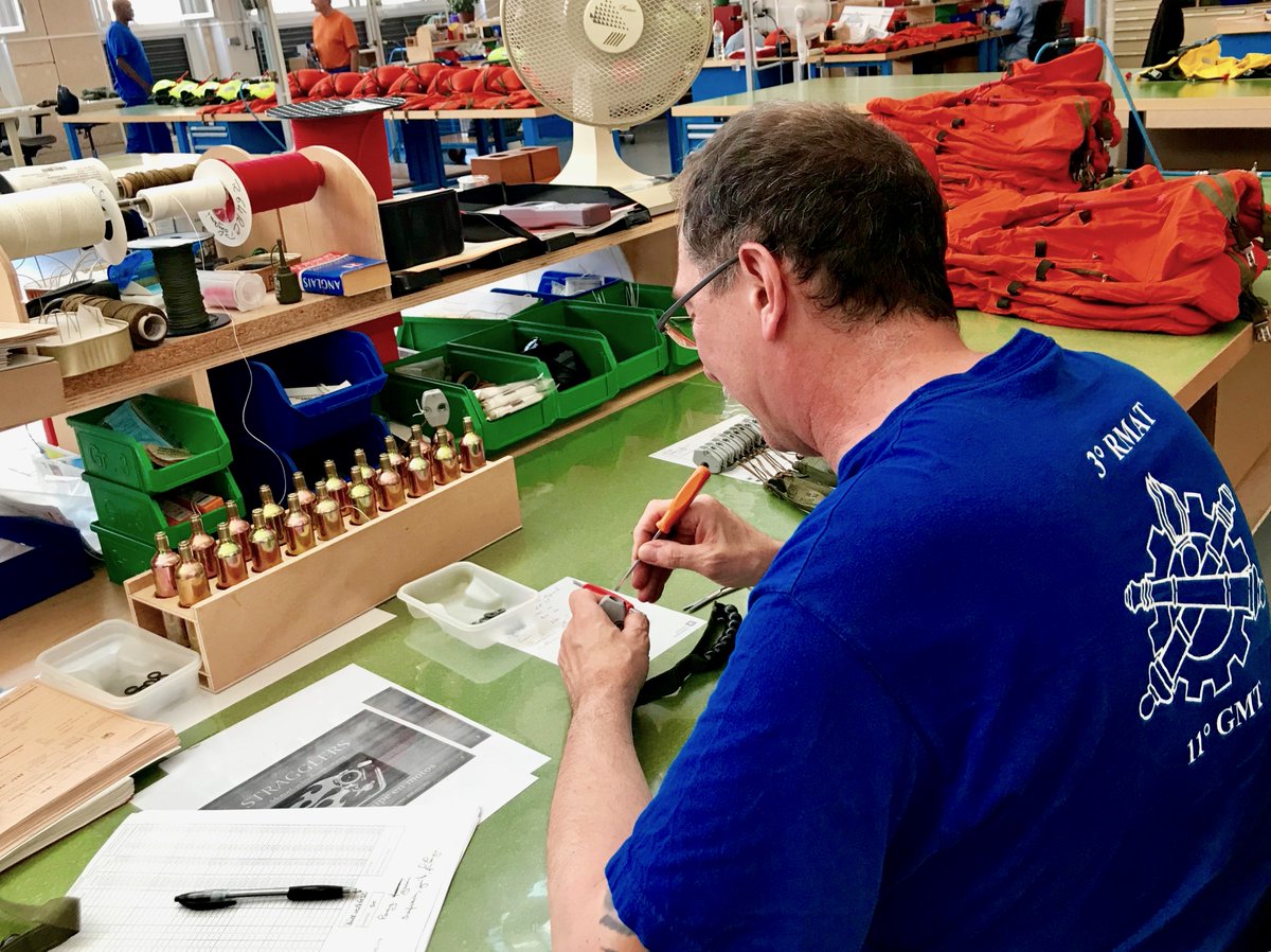 armees_zone_sud's tweet image. Face à l’épidémie #COVID19, le #3RMAT s’est mobilisé au profit de l’opération #Résilience en fournissant au personnel naviguant des 2 hélicoptères Puma déployés sur le PHA Dixmude, le matériel de survie nécessaire pour le survol de zone maritime.