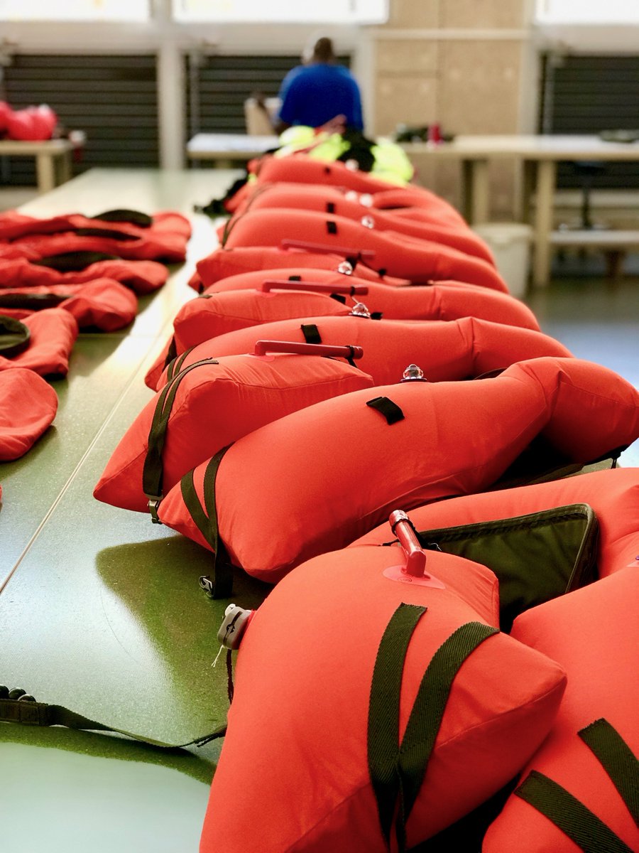 armees_zone_sud's tweet image. Face à l’épidémie #COVID19, le #3RMAT s’est mobilisé au profit de l’opération #Résilience en fournissant au personnel naviguant des 2 hélicoptères Puma déployés sur le PHA Dixmude, le matériel de survie nécessaire pour le survol de zone maritime.