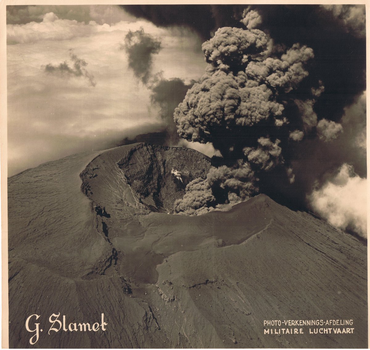 The Anak Krakatau eruption has reminded me of some old photos my dad took back in the early 1940& #39;s while stationed in (what was then) the Dutch East Indies, including one of the aforementioned volcano.