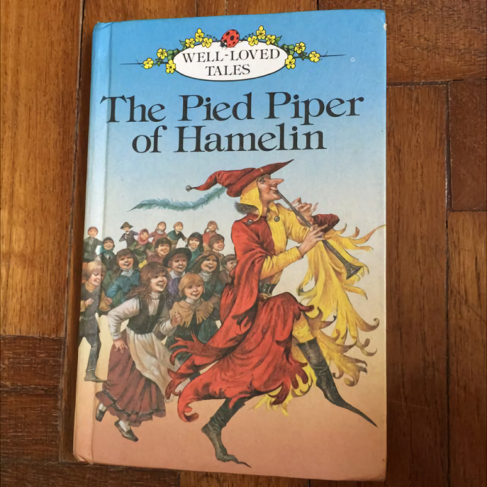 Sblm kita terjun lgsg ke analisis, aku ingin mengingatkan kembali secara singkat pada kalian utk menyegarkan ingatan kalian.Pied Piper sendiri rupanya sebuah judul dongeng yg ditulis oleh Robert Browning dgn judul “The Pied Piper of Hamelin.” Mari kita bahas sedikit ttg buku itu