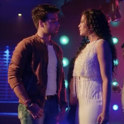 On their coffee meeting/ date, Kunal holds Kuhu’s hand, complements her, agrees to go with her surprise. He behaves in a manner which was exclusive for her.No wonder Kuhu felt that he treats her more than a friend. (7/7) #YehRishteyHainPyaarKe  #KuKu  #RitvikArora  #KaveriPriyam