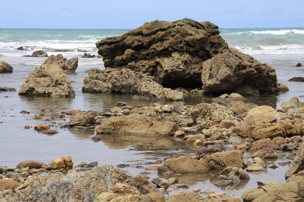 Some more rocks at the south end of Te Paerahi Beach.
