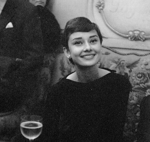 SelectOutfit's tweet photo. Audrey Hepburn in Paris, 1955. https://t.co/7yHs5jz4pf