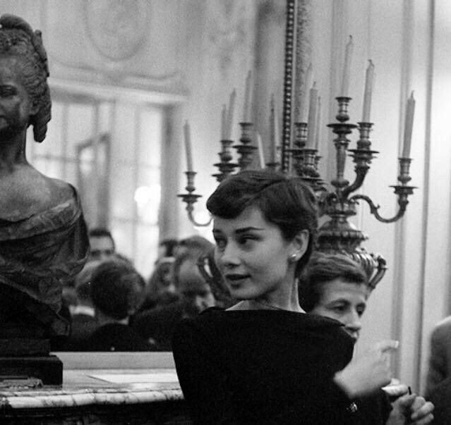 SelectOutfit's tweet photo. Audrey Hepburn in Paris, 1955. https://t.co/7yHs5jz4pf