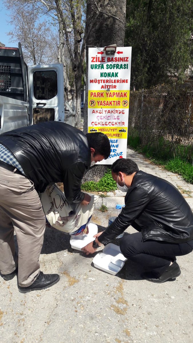 Koronavirüs’e karşı yürüttüğümüz dezenfeksiyon çalışmalarının yanı sıra bu zor günlerde sokaktaki dostlarımızıda unutmuyoruz. Ekiplerimiz sokağa çıkma yasağı dolayısıyla yiyecek bulmakta zorlanan sokak hayvanlarımız için şehrimizin muhtelif noktalarına mama bırakıyorlar.