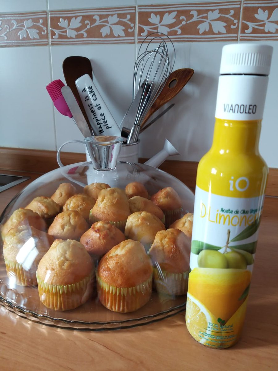 También dando un aroma fresco a Limoneno que nos ayude a levantar el ánimo y dar un toque cítrico. Para ello el condimento en base a #aove de <a href="/Vianoleo_/">Vianoleo</a> 
Magníficas #magdalenas caseras con la mejor grasa nutricional que existe.
(La repostera es mi mujer😛😍)