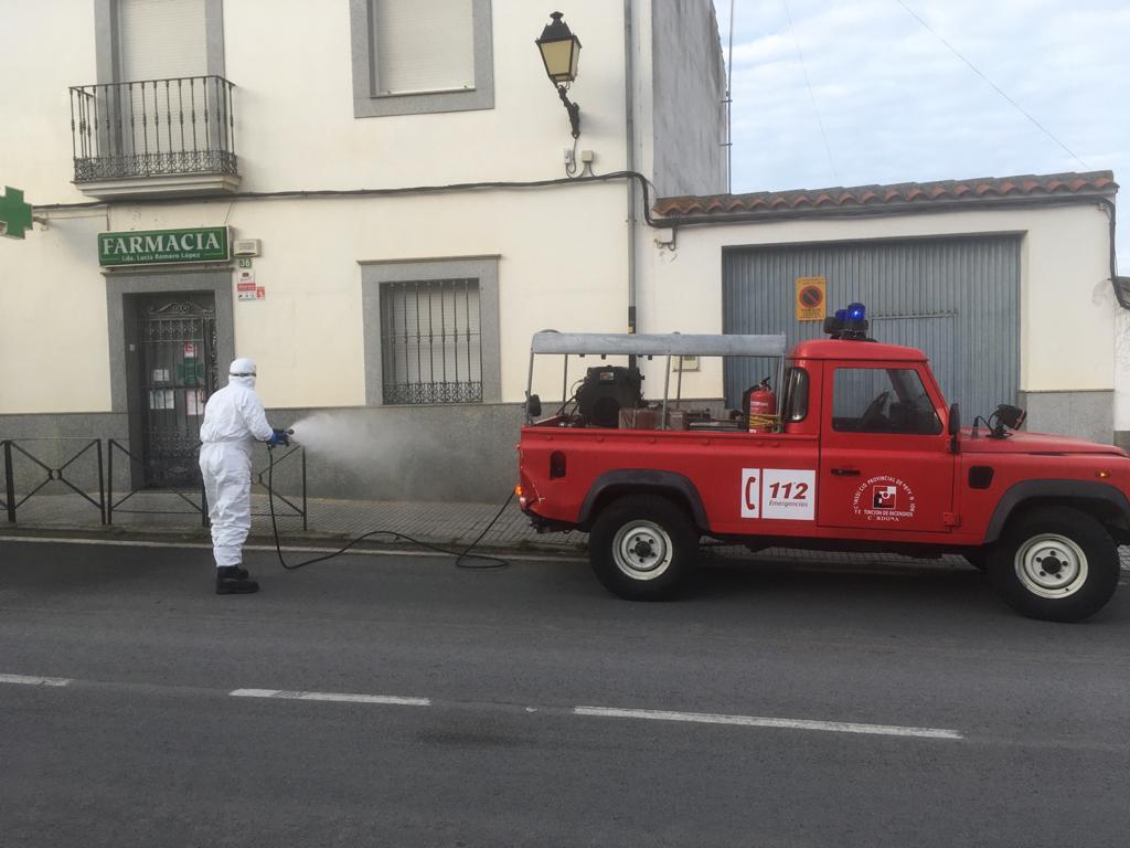 COPEPozoblanco's tweet photo. Los bomberos del parque de Pozoblanco @Bomberos1993 continúan con las labores de desinfección como prevención del #coronavirus. Hoy sábado han actuado en Fuente la Lancha https://t.co/bgEPe789Wz