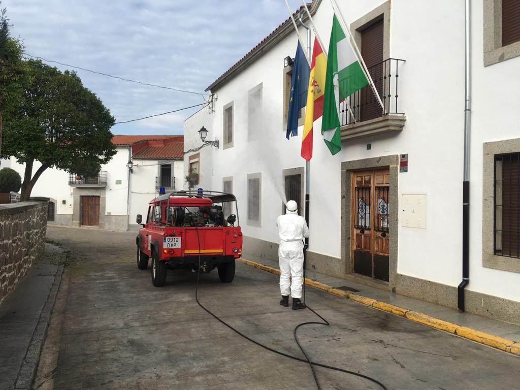 COPEPozoblanco's tweet photo. Los bomberos del parque de Pozoblanco @Bomberos1993 continúan con las labores de desinfección como prevención del #coronavirus. Hoy sábado han actuado en Fuente la Lancha https://t.co/bgEPe789Wz