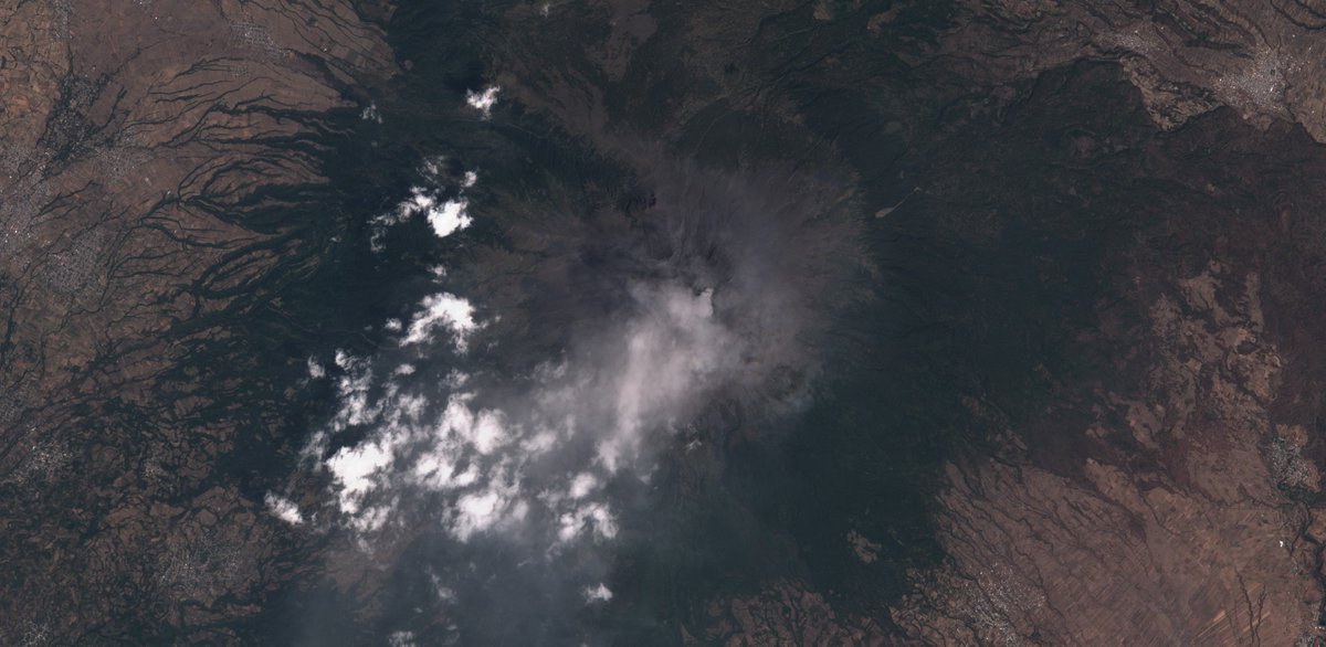 Me seguís preguntando por volcanes como el Popocatépetl. Bueno, ¡lleva en erupción casi ininterrumpida desde el año 2005!. Aquí lo tenéis el pasado 22 de marzo, fotografiado desde el satélite Sentinel 2 del  @CopernicusEU, lanzando una pequeña columna de gases y ceniza.