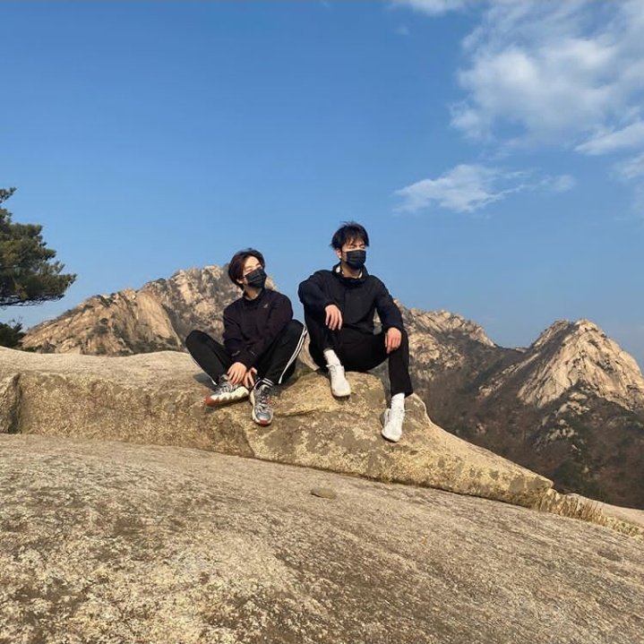 yunbinic's tweet photo. we all know who loves hiking— 🤡 https://t.co/i2bLKcgstL