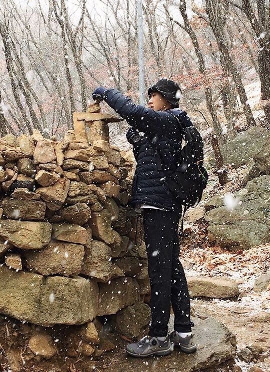 yunbinic's tweet photo. we all know who loves hiking— 🤡 https://t.co/i2bLKcgstL