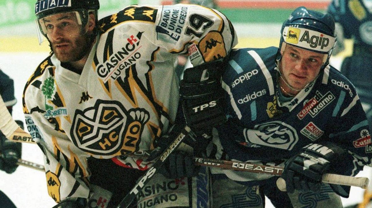 RSIonline's tweet photo. Oggi (11 aprile) e domani (12 aprile) a "Rivediamoli" vi proponiamo alcuni degli appuntamenti sportivi entrati nella storia. Su LA 2 a partire dalle ore 14:00. Nella foto: la finale di Campionato 1998/99 che ha visto affrontarsi HCAP-HCL. 
@RSIsport #hcl #hcap https://t.co/3CF5RMGNMw