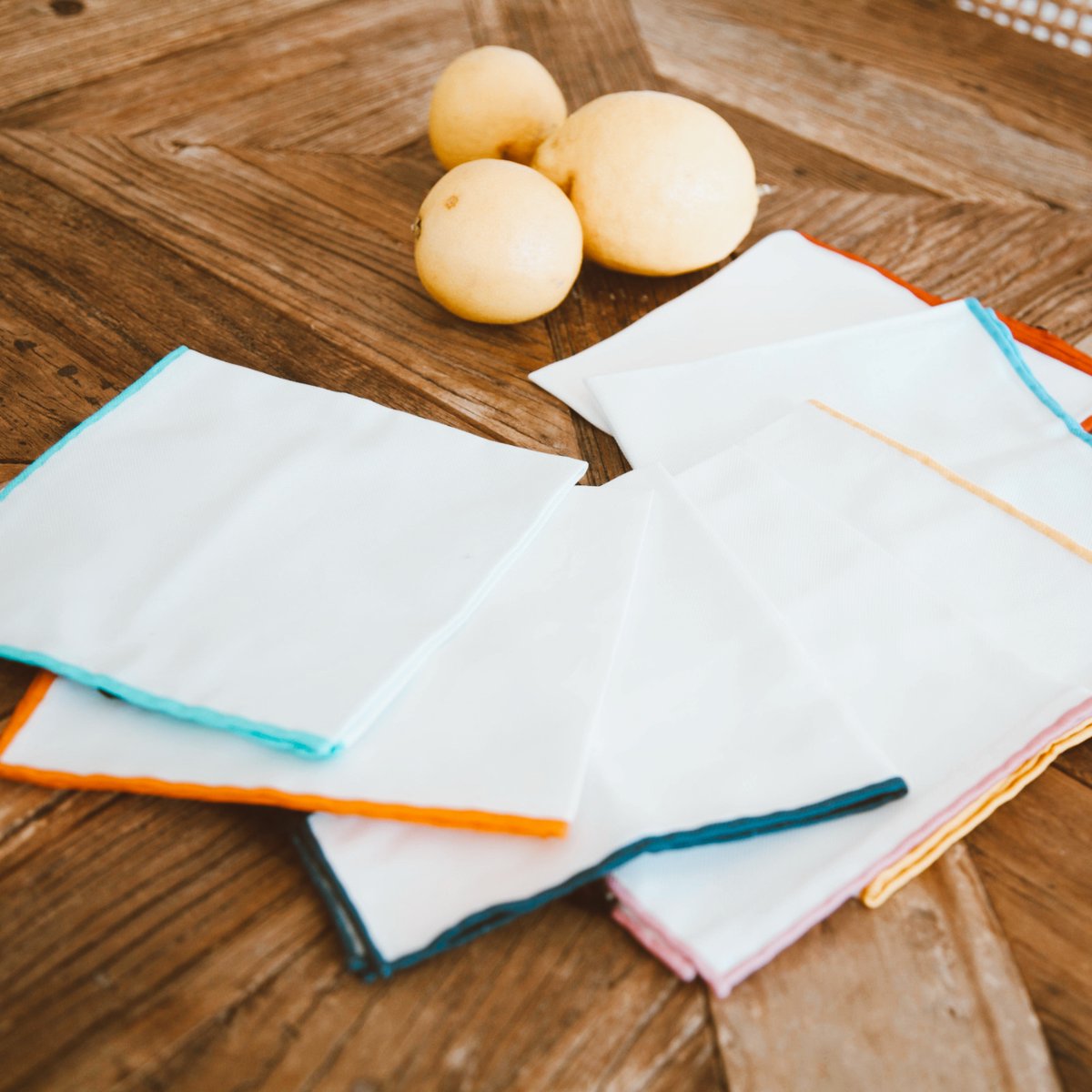 Pañuelos de bolsillo con ribetes en diferentes colores.

#yomequedoencasa #soloiocontigo