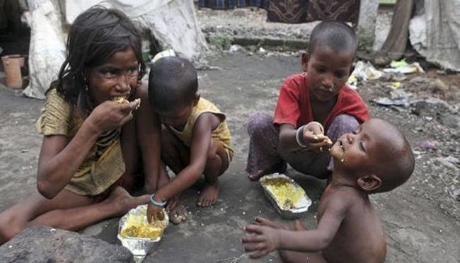 Pallavi2719's tweet photo. This morning a woman came outside my home cried for help and told us that she and her family is hungry from last few days .Without her husband, she is trapped here with no penny. I provided her some food items.Guys , If you ever come across with such people.Plz do help them. https://t.co/qFsSUWQ7UW