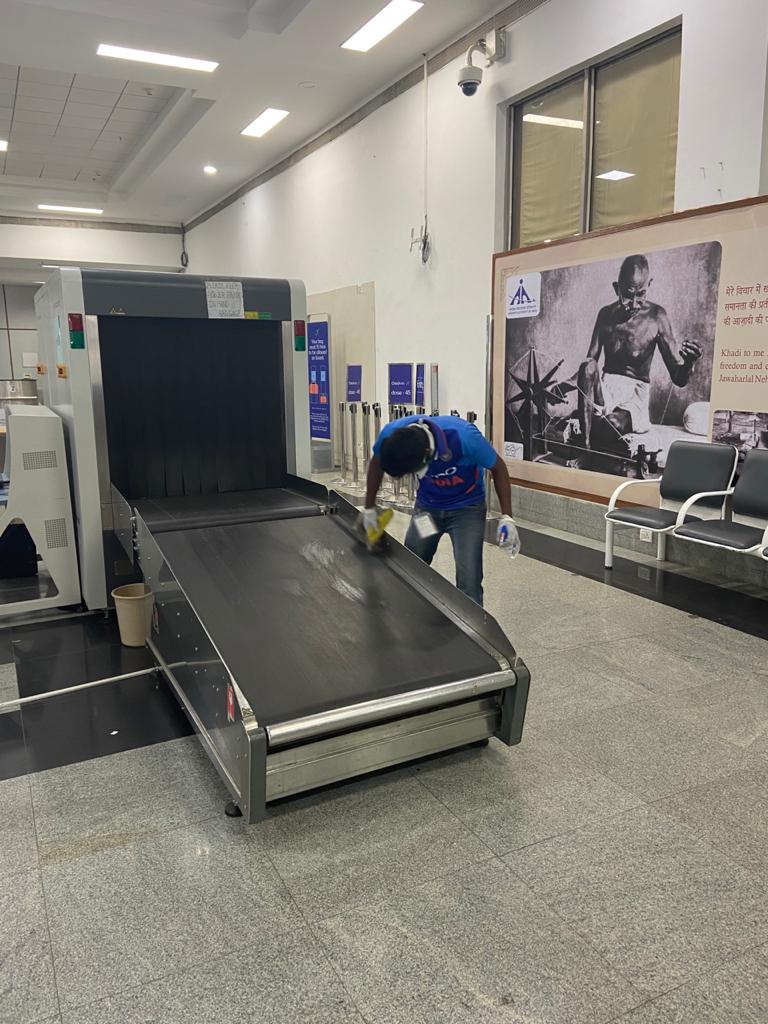 aaistvairport's tweet photo. #IndiaFightsCoronavirus
#AAIcares & thanks #CoronaWarriors
#TerminalManager and #Housekeeping staff who ensure #cleanliness, #hygiene and sanitization of #SuratAirport during #lockdown
#UnsungHeroes #MaintainSocialDistancing
#WearMasksBeSafe
#spreadpositivity
@MoHFW_INDIA https://t.co/rYXuS9x0SN