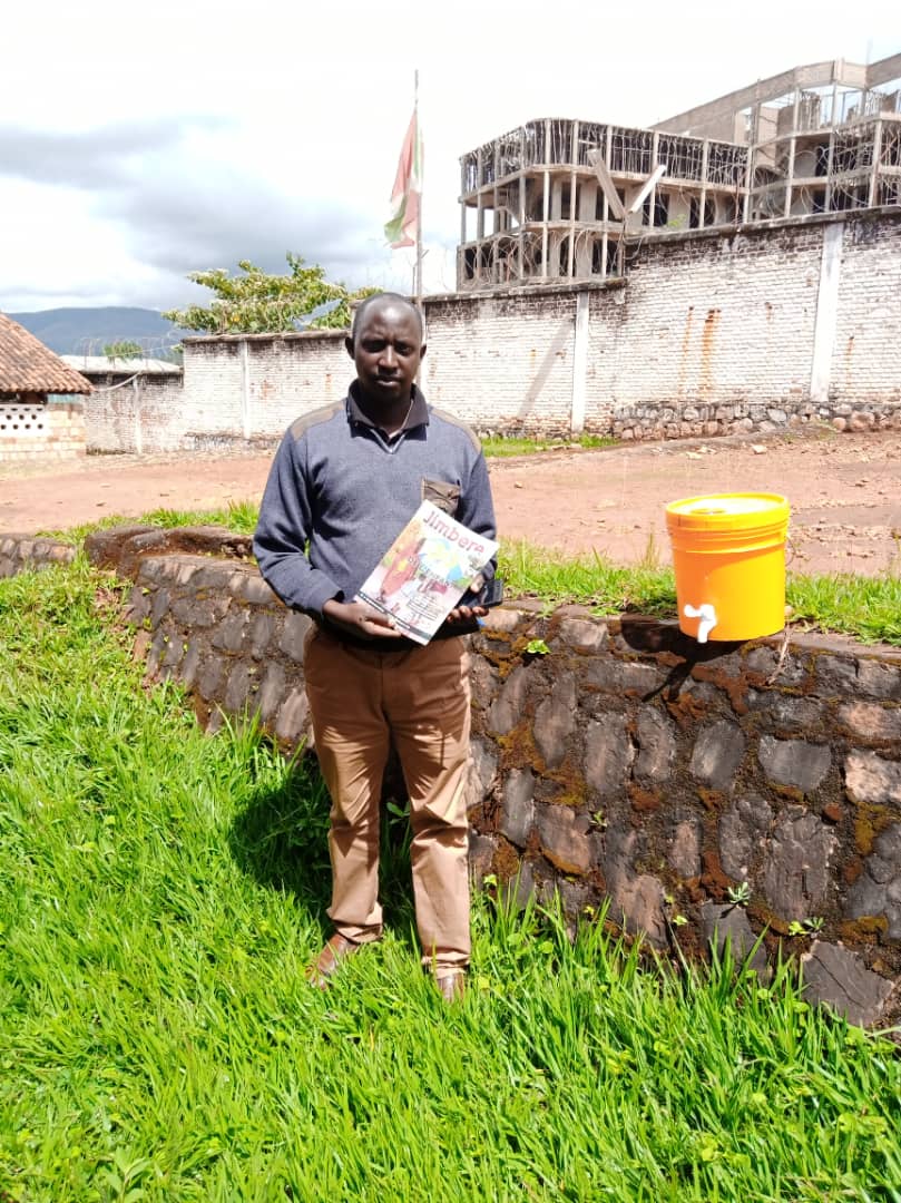  Commune scolaire de  #Vugizo ( @MakambaProvince): "Presque toutes les écoles n'ont pas d'accès à l' #eau potable" selon le DCE, Elias Ndikumana, qui sollicite par ailleurs des ateliers: "Les enseignants ont besoin d'apprendre sur le  #coronavirus"  https://www.facebook.com/Jimbere.Magazine/posts/2562297414008049 #Burundi