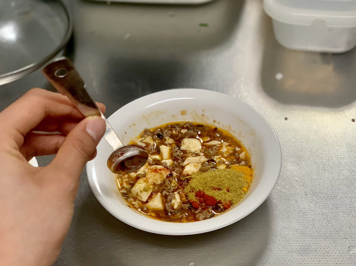 いよちゃん カレーノウリコ 3分カレー 麻婆カレー 麻婆豆腐一人前 コリアンダー パプリカパウダー小さじ1 2 ターメリックパウダーひとつまみ用意する 麻婆豆腐とスパイスを全て混ぜる 電子レンジで30秒温める ご飯と装って完成