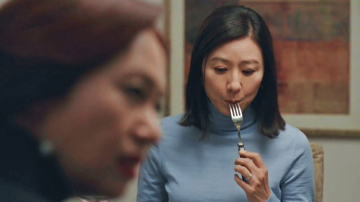 "Your daughter had an affair with my husband and got pregnant. You weren't aware of that and made a huge investment"I DIDN'T EXPECT THIS!She kept eating like it was no big deal! Omg this will go down in the history of kdramas best scenes #TheWorldoftheMarried #부부의세계