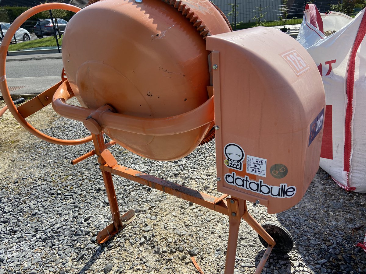 Alexeo2's tweet image. OFFICIEL : c’est le retour de la bétonnière du SEO. Mes travaux seront, cette année, sponsorisés par @soumettrefr @databulle @WebInReims et @jsdontpanic ! Merci aux sponsors, une belle visibilité auprès de mes voisins pour du SEO en béton