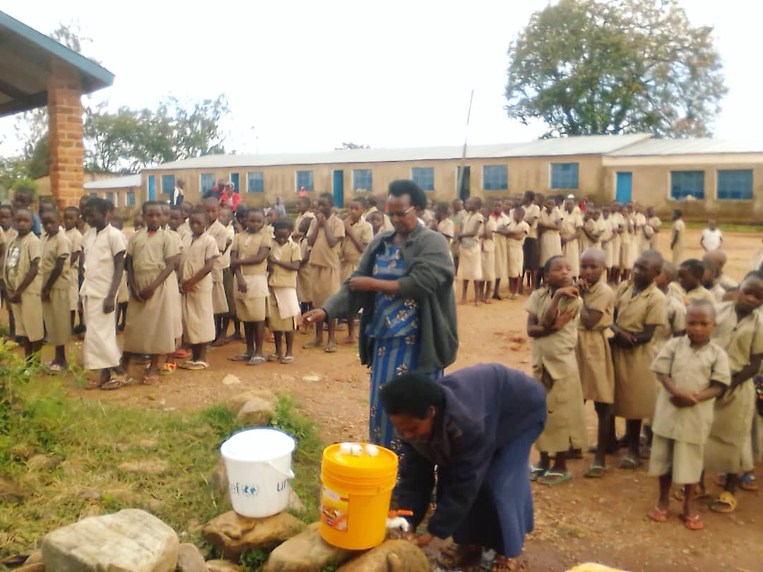  Commune scolaire de  #Vugizo ( @MakambaProvince): "Presque toutes les écoles n'ont pas d'accès à l' #eau potable" selon le DCE, Elias Ndikumana, qui sollicite par ailleurs des ateliers: "Les enseignants ont besoin d'apprendre sur le  #coronavirus"  https://www.facebook.com/Jimbere.Magazine/posts/2562297414008049 #Burundi