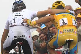 Mon autre grand souvenir de 2010 c'est le duel Contador-Schleck sur le Tour de France. Ces 2 hommes étaient complètement au dessus du lot. La dernière étape de montagne et l'arrivée au Tourmalet était juste MYTHIQUE ! Et bien sûr le tout avec une touche de drama 