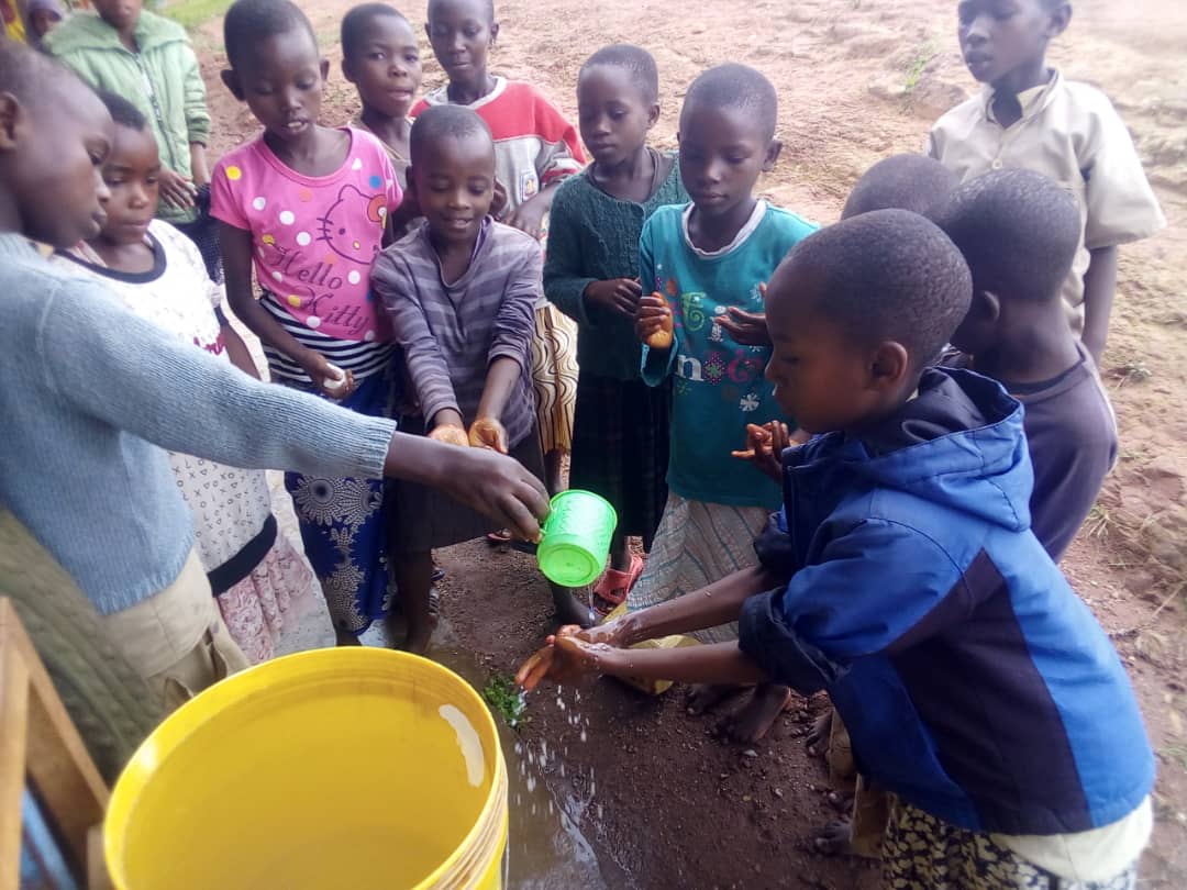  Prévention contre le  #COVIDー19 en commune  #Kibago ( @MakambaProvince): même si la mobilisation pour l' #hygiène est forte, que ce soit à l'Ecofo Kiremba, aux LC Kibago et Bukeye, les écoles manquent de moyens (accès à l'eau potable difficile, peu de latrines,...) #Burundi