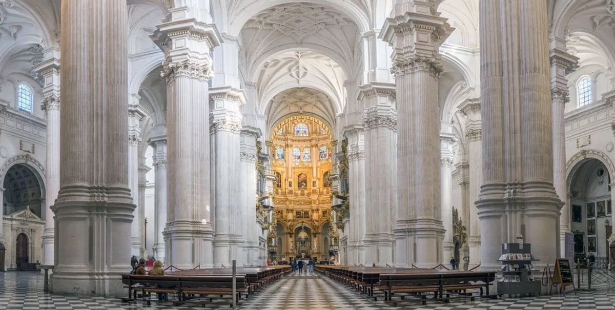 3/ La catedral de Granada tiene un aforo de 900 personas y a la ceremonia religiosa asistían 20 fieles, algo más del 2% del aforo. Es obvio que la distancia de un metro entre fiel y fiel, como exige el Real Decreto, se cumple.