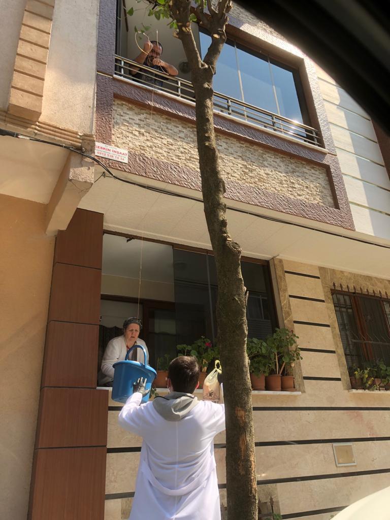 ayhan_salman's tweet photo. 2 Günlük sokağa çıkma yasağı ilan edilen ilimizde değerli vatandaşlarımıza ekmek dağıtımı ve diğer ihtiyaçları devlet birimlerimiz ve Vefa Sosyal Destek Grupları tarafından yapılmaya devam ediyor.
Lütfen Yasağa Uyalım!
Yaşam İçin
#EvdeKalBursa 
#HayatEveSığar 
#BursaIçinOmuzOmuza https://t.co/WeXj72Yh3b