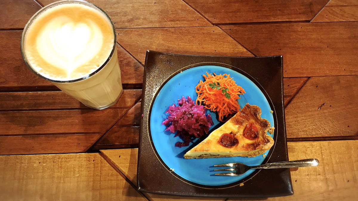 Rika_Minamida's tweet photo. 今日は、カフェに行ってきました〜🥰✨
本日200円引きだったキッシュとカフェラテを注文しました‼️
カフェラテはミルク感が強くて梨花ごのみ💗
キッシュのじゃがいも&amp;チーズ⁇も美味過ぎて一生食べたいお味だった😋🍴
付け合わせもめっちゃgoodでした���
#南田梨花
#カフェ巡り
#大食い
#うざい女 https://t.co/qmtlO0DGsW
